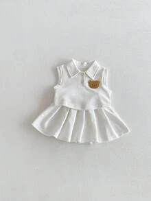 Miniweenns 2件組幼女返校套裝，學院風卡通 Polo 背心上衣 + 百褶裙套裝，可愛兒童校服 - 白色 - 查看 6