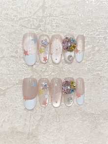 Lot de 10 faux ongles ovales blancs faits main, style French œil de chat, ornés d'étoiles colorées, de pois et de strass. Ultra brillants et irrésistibles, ils sont indispensables pour les jeunes filles. Parfaits pour le quotidien, les rendez-vous et les soirées. Kit de faux ongles en acrylique à coller. - Multicolore - Voir 10