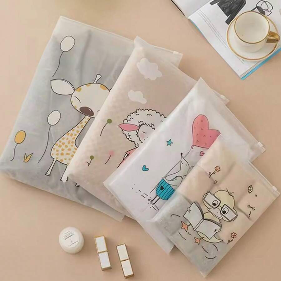 Set di 5 sacchetti di stoccaggio in PE trasparente ispessito con cerniera, antipolvere e anti-umidità - 4 motivi animali carini (topo, anatra, giraffa, pecora), riutilizzabili, impermeabili e sigillati, leggeri e durevoli, adatti per abbigliamento, scarpe, articoli da toeletta, elettronica, stoccaggio domestico, borse da viaggio, viaggi di lavoro, campeggio, traslochi, essenziali per il dormitorio, decorazione della camera da letto, ritorno a scuola - Multicolore - Visualizzare 1
