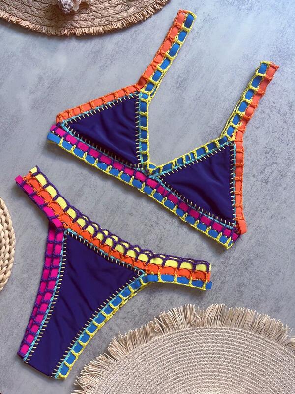 Conjunto de biquíni triangular feminino de duas peças com detalhes em crochê