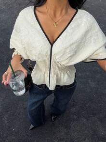 Blusa de mujer de unicolor con cuello en V profundo, cintura fruncida y dobladillo con volantes, camisa elegante ajustada con ribete de contraste - Caqui - Ver 8