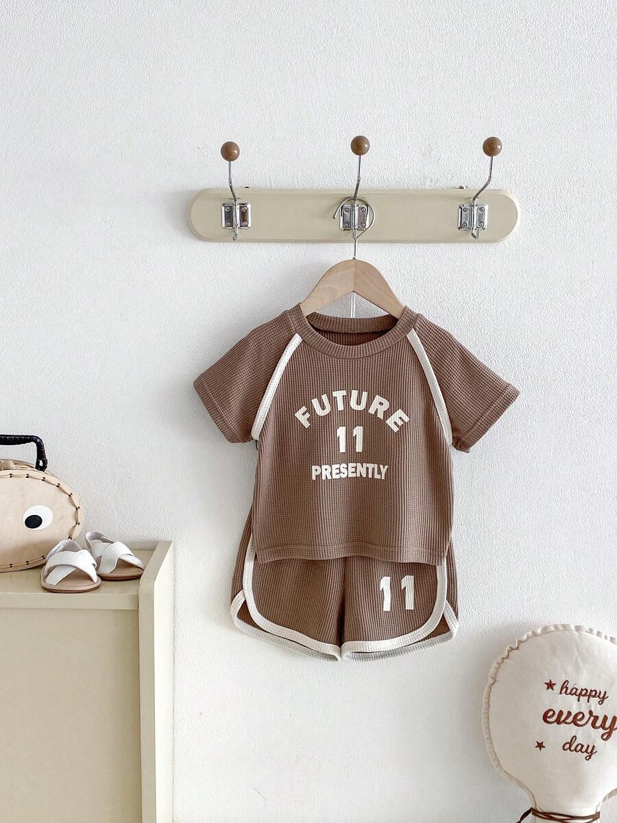 2 Piezas Conjunto Deportivo de Verano de Punto Waffle para Niños y Niñas: Top de Manga Corta con Bloques de Color + Pantalones Cortos con Estampado de Letras, Atuendos Casuales Activos para Niños Pequeños