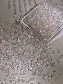 1盒超亮透明白色水晶碎石美甲裝飾，輕奢清透風DIY美甲配件，由高透明白色水晶碎石材質製成，刻面折射營造璀璨光澤，內建清透幻彩效果，多種尺寸不規則形狀，輕鬆打造冰透碎鑽感美甲飾品 - 彩色 - 查看 4