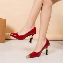 Nuevos zapatos de tacón alto para mujer en color rojo vino con punta puntiaguda y tapa de metal con diseño de lápiz labial, corte bajo, elegantes - Rojo - Ver 3
