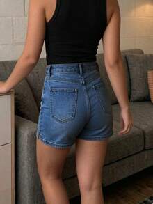 女款休閒百搭彈性牛仔短褲，適合夏季日常通勤 - 深色水洗藍 - 查看 4