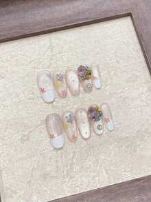 Lot de 10 faux ongles ovales blancs faits main, style French œil de chat, ornés d'étoiles colorées, de pois et de strass. Ultra brillants et irrésistibles, ils sont indispensables pour les jeunes filles. Parfaits pour le quotidien, les rendez-vous et les soirées. Kit de faux ongles en acrylique à coller. - Multicolore - Voir 2