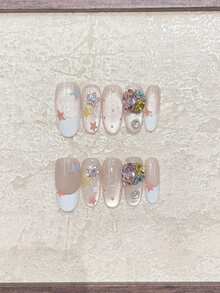 Lot de 10 faux ongles ovales blancs faits main, style French œil de chat, ornés d'étoiles colorées, de pois et de strass. Ultra brillants et irrésistibles, ils sont indispensables pour les jeunes filles. Parfaits pour le quotidien, les rendez-vous et les soirées. Kit de faux ongles en acrylique à coller. - Multicolore - Voir 3