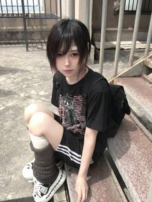 日系暗黑動漫線條藝術印花黑色T恤，寬鬆慵懶青春學院風，百搭顯瘦休閒上衣，適合學生夏季穿著 - 黑色 - 查看 2