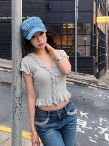 Sommer Neu Koreanischer Stil Soft Girl V-Ausschnitt Rüschen Rippstrick Top - Damen Slim Fit Crop Kurzarm Shirt - Grau - Übersicht 3