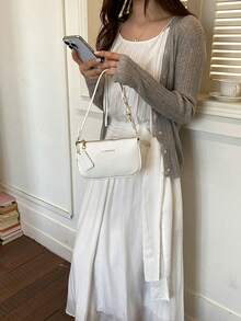 這款時尚白色PU女款單肩包飾有金箔壓印字母、可拆卸肩帶和獨特吊飾。適合上班族、教師、學生、全職媽媽和年輕女性用於通勤、購物、外出用餐、日常出行和週末短途旅行。 - 白色 - 查看 4