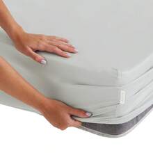 [Lenzuolo con angoli elasticizzati in cotone biologico a 300 fili Alexandra House Living Pearl] – Lenzuolo con angoli elasticizzati realizzato in cotone biologico a 300 fili che offre massima morbidezza, traspirabilità e comfort. - Bianco - Visualizzare 3