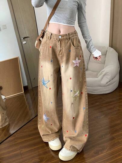 女款寬鬆直筒修身牛仔褲，星星拼接設計（圖案顏色與位置隨機）