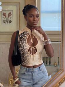 Fashion Stand Collar Printed Hollow Knotted Crop Top, Sleeveless Slim Hot Girl Style. Cutout Twist Detail, Ideal For Dating, Travel Daily Streetwear. - 駝色 - 查看 2