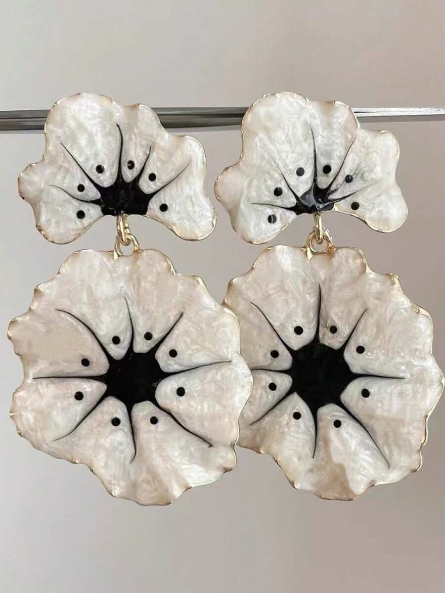 一对精致几何花卉设计耳环，适合女性在任何场合佩戴，是送给爱人的绝佳礼物。 - 白色 - 查看 1