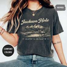Jackson Hole Mountain Landscape T-Shirt _ Coordinates Scenic Moose Illustration - 黑色 - 查看 1