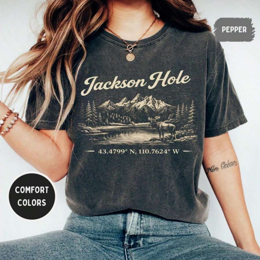 Jackson Hole Mountain Landscape T-Shirt _ Coordinates Scenic Moose Illustration - 黑色 - 查看 1
