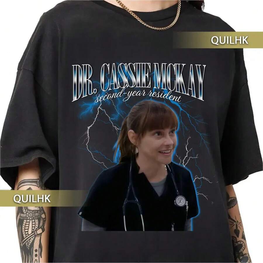 Dr. Cassie McKay Retro Vintage Raptee Shirt In 90s Style - 黑色 - 查看 1