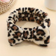 Diadema hecha de piel de leopardo clara.