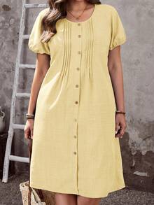 Vestido casual de mujer talla grande de unicolor, cuello redondo, manga corta abullonada, diseño de un solo pecho y plisado - Amarillo claro - Ver 1