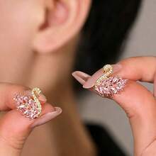 1 Pair Women's Pink Crystal Swan Earrings, Inlaid With Sparkling Cubic Zirconia, Elegant Animal Design, Suitable For Daily Wear And Party Occasions - Pink - View 3