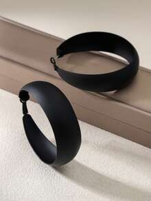 1 Pair Summer Vacation Style Elegant Black C-Shaped Hoop Earrings For Women, Summer Beach Bohemian Jewelry, Lacquered Earrings, Tie-Dye Black Summer Stud Earrings, Gold Tone Jewelry, Beach Accessories, Suitable For Holiday Vacation Party Date Gift Daily Wear (Product Is Hand-Lacquered, Lacquer Defects, Uneven Lacquer And Scratches May Occur At The Ear Hook) - Black - View 3