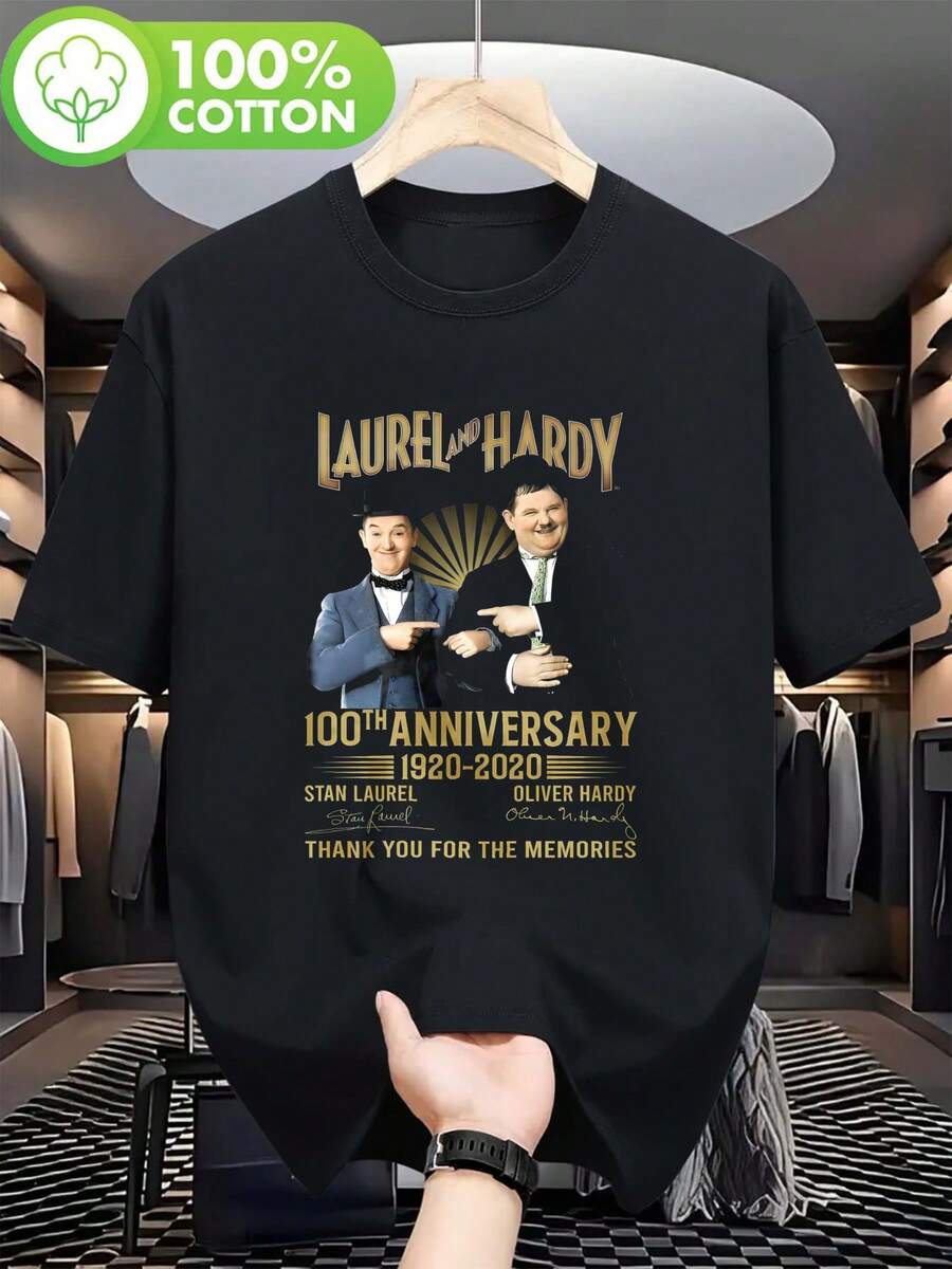 Camiseta Gráfica para Hombre - Diseño Vintage de Comedia de Aniversario de Laurel & Hardy (1922-2022) - Negra con Texto Dorado - Camiseta Ligera e Informal para Cumpleaños, Eventos Temáticos y Más - Negro - Ver 1