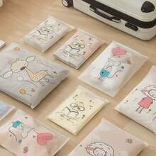 Set di 5 sacchetti di stoccaggio in PE trasparente ispessito con cerniera, antipolvere e anti-umidità - 4 motivi animali carini (topo, anatra, giraffa, pecora), riutilizzabili, impermeabili e sigillati, leggeri e durevoli, adatti per abbigliamento, scarpe, articoli da toeletta, elettronica, stoccaggio domestico, borse da viaggio, viaggi di lavoro, campeggio, traslochi, essenziali per il dormitorio, decorazione della camera da letto, ritorno a scuola - Multicolore - Visualizzare 2