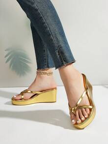 Luxus Gold Weich Glänzend Premium PU Zehentrenner Lässige Hausschuhe, Minimalistische Mode Neue Dicke Sohle Slides, Bequem Vielseitig für Zuhause und Outdoor, Ganzjahres Niedrige Keilsandalen (Weiches Obermaterial, Zehentrenner-Bereich kann sich anfangs etwas steif anfühlen, es wird empfohlen, sie zuerst zu Hause zu tragen, um sie einzulaufen und Reibung sowie potenziellen Verschleiß zu verringern, Europäischer Leisten, Standardgröße, Kunden mit extra breiten Füßen oder hohem Spann sollten möglicherweise eine Nummer größer bestellen) - Gold - Übersicht 11