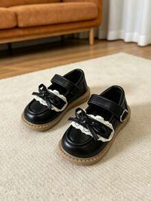 Zapatos planos versátiles de color beige para bebé de primavera/otoño, zapatos de tela suave con cierre de gancho y bucle fáciles de poner/quitar para niña bebé de verano, zapatos antideslizantes y resistentes al desgaste para niñas pequeñas para correr y jugar en actividades al aire libre en parques y centros comerciales, zapatos de princesa con hebilla de corazón de una sola correa y lazo de estilo dulce, zapatos Mary Jane lindos de color beige con ribete de encaje para caminar de niña bebé, adecuados para niñas pequeñas de 2-7 años para uso diario y actividades al aire libre en primavera, verano y otoño - Negro - Ver 9