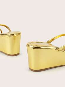 Luxus Gold Weich Glänzend Premium PU Zehentrenner Lässige Hausschuhe, Minimalistische Mode Neue Dicke Sohle Slides, Bequem Vielseitig für Zuhause und Outdoor, Ganzjahres Niedrige Keilsandalen (Weiches Obermaterial, Zehentrenner-Bereich kann sich anfangs etwas steif anfühlen, es wird empfohlen, sie zuerst zu Hause zu tragen, um sie einzulaufen und Reibung sowie potenziellen Verschleiß zu verringern, Europäischer Leisten, Standardgröße, Kunden mit extra breiten Füßen oder hohem Spann sollten möglicherweise eine Nummer größer bestellen) - Gold - Übersicht 5