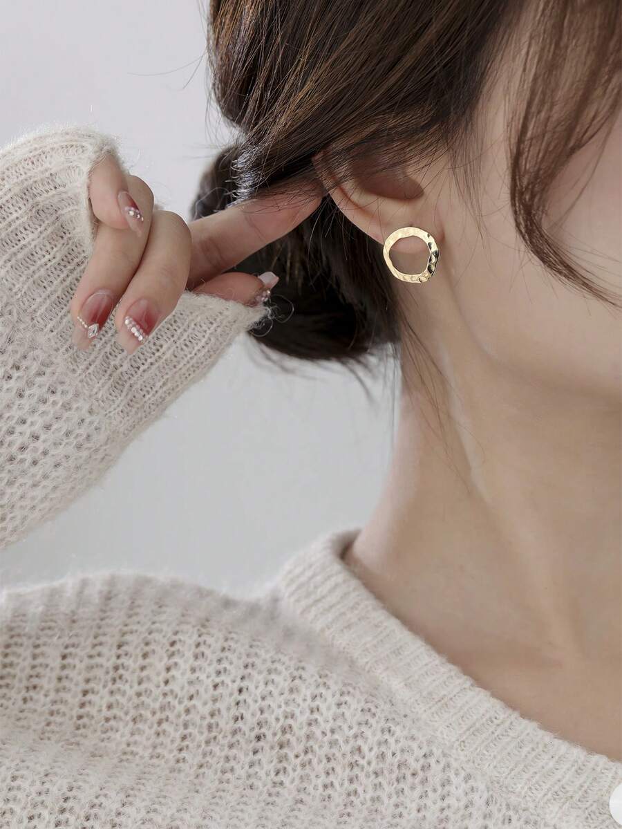 1 Pair European Minimalist Fashion Wavy Round Iron Stud Earrings For Women - Yellow Gold - View 1