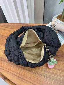 Bolso de hombro versátil para uso diario y desplazamientos, de color liso, suave, acolchado tipo nube, plisado y de llevar bajo el brazo - Negro - Ver 6