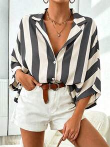 Chemise ample décontractée et polyvalente pour femmes grandes tailles, style simple à rayures grises, top décontracté pour femmes, tenue de vacances - Gris pâle - Voir 1