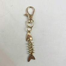 1 pieza Llavero minimalista personalizado con diseño realista de hueso de pescado, llavero casual de unicolor con mini aleta de pez/hueso de pez de color aleatorio, modelo de abridor de botellas, colgante versátil para bolsos, teléfonos y llaves - Dorado - Ver 3