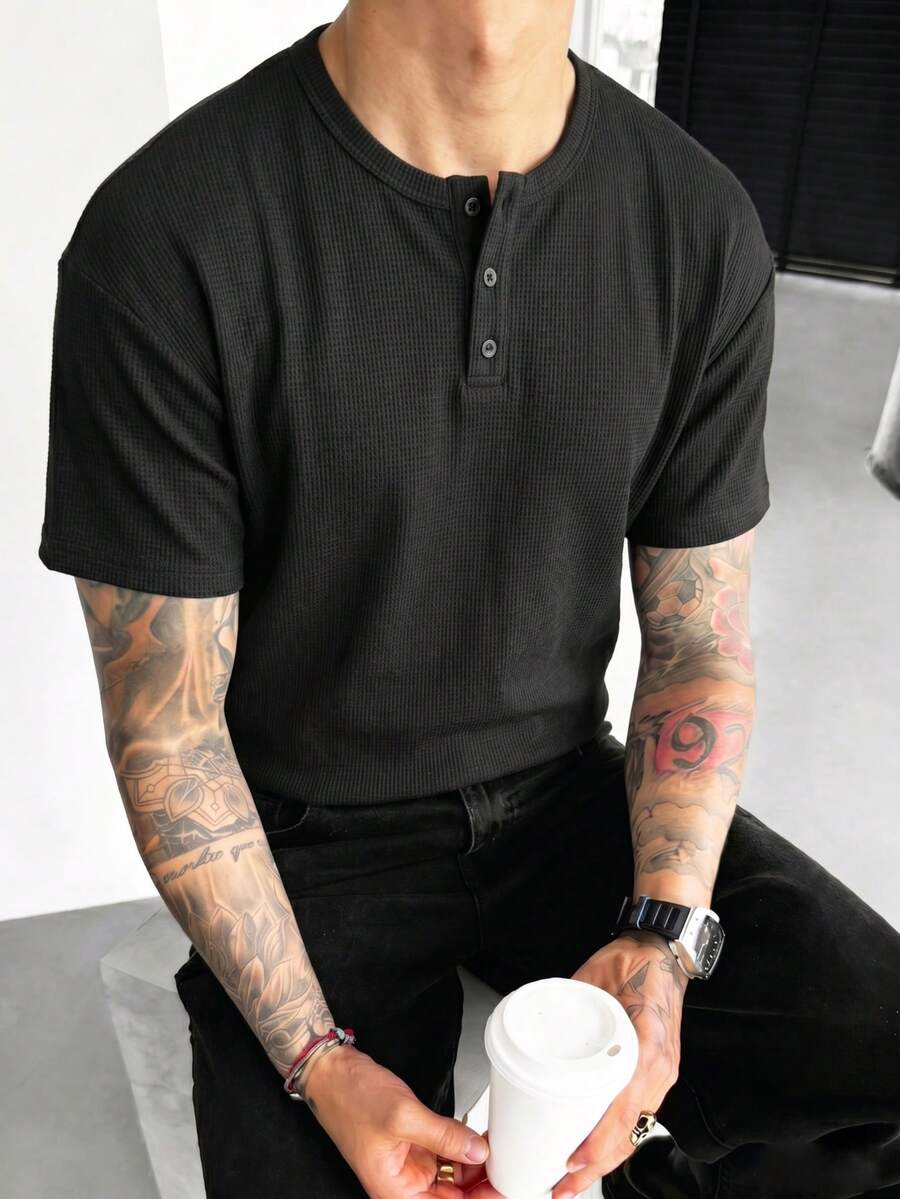 男士华夫格纹短袖T恤，舒适透气，亨利领Polo衫，适合夏季聚会，复古风格，尺码偏大，建议选择小一码以获得更佳穿着体验。