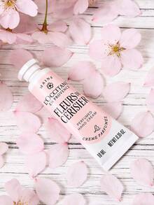 L'Occitane كريم يدين بزهر الكرز من لوكسيتان بحجم 10 مل محمول - كريم يدين فاخر مرطب، كريم مغذي زهري، مصمم خصيصاً لليدين الجافة والمتشققة، محمول للسفر، هدية راقية للصديقة والأم، عناية يومية أساسية لليدين، إكسسوار عناية بالبشرة فاخر، عطر زهري أنيق، مناسب للعمل والتنقل والاستخدام اليومي - رائحة زهر الكرز - مشاهدة 5