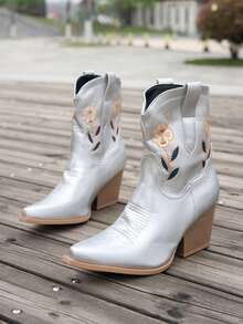 2026 Women's New Outdoor Vintage Silver Western Pointed Toe Floral Embroidered Chunky Heel Ankle Boots V-Cut Western Style Comfortable Versatile Riding Boots - Silver - View 5
