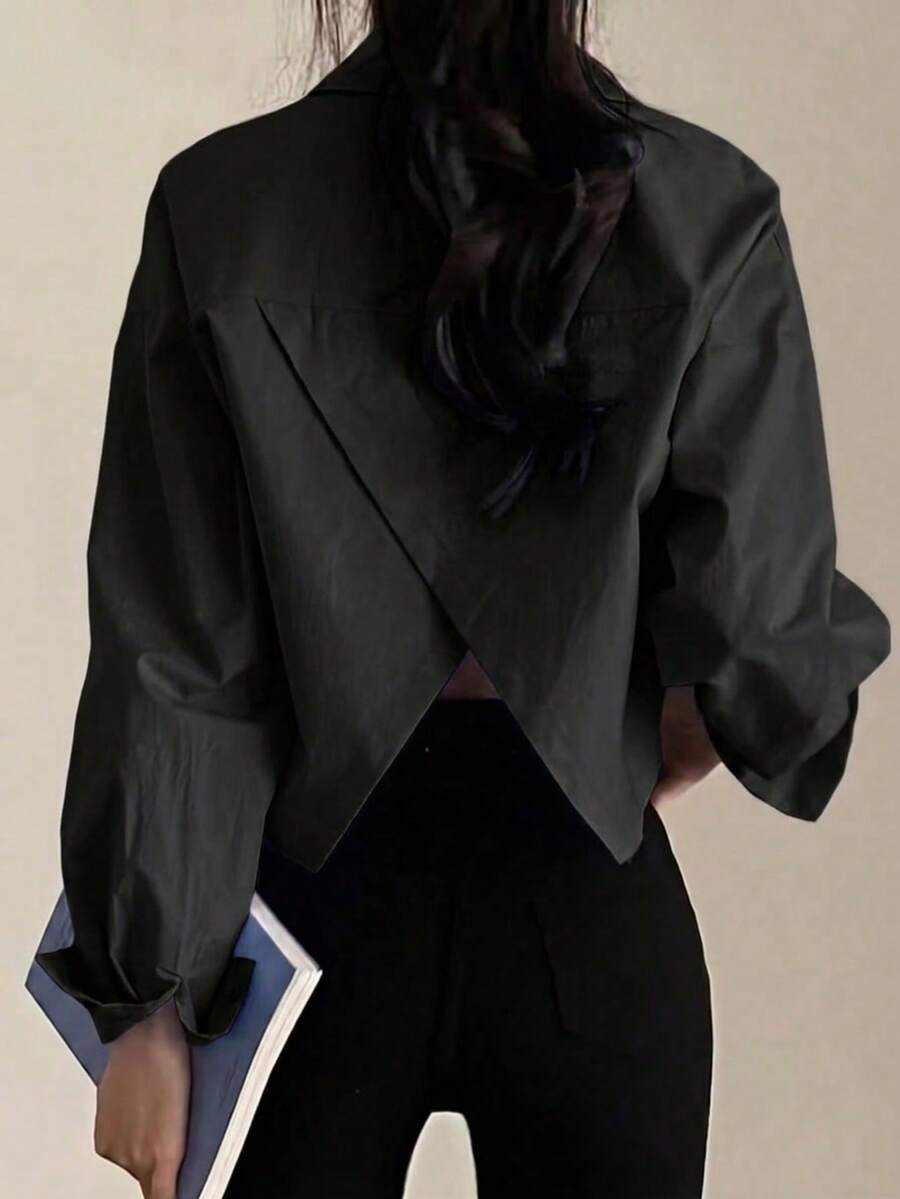 女款黑色寬鬆翻領短款長袖襯衫,適合秋季休閒通勤與外出,輕盈修身女式上衣,背面交叉開衩設計 - 黑色 - 查看 1