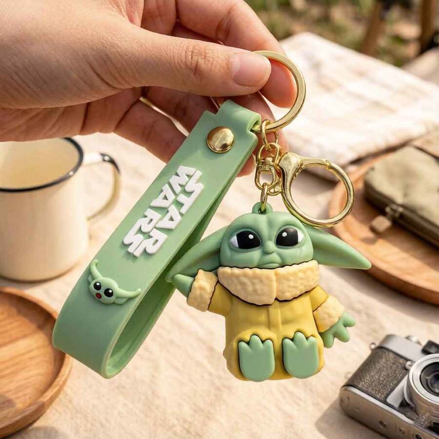 MINISO Star Wars Grogu 可愛姿勢鑰匙圈 情緒支持角色矽膠吊飾 包包掛飾 背包手提包與鑰匙裝飾配件 唯美裝飾 - 綠色的 - 查看 1