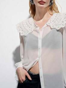 Blusa con cuello ancho de encaje y diseño calado, color blanco puro, estilo retro dulce, de tela de gasa ligera y cómoda, con volan - Blanco - Ver 7