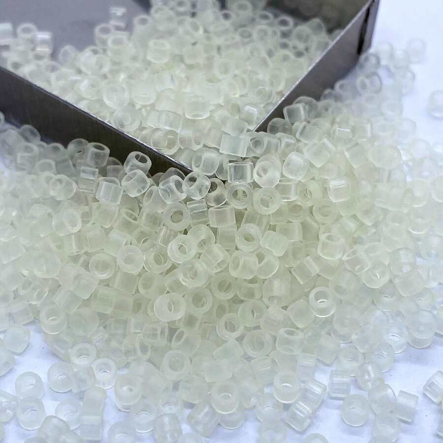 600顆 10g/包 2.5mm 透明磨砂系列玻璃種子珠 彩色玻璃珠管 散珠隔珠 可編織於衣物增加時尚感 也可用於手工DIY製作精美項鍊、手鍊、戒指及其他日常配飾