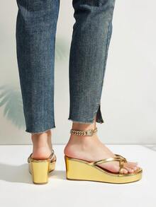 Luxus Gold Weich Glänzend Premium PU Zehentrenner Lässige Hausschuhe, Minimalistische Mode Neue Dicke Sohle Slides, Bequem Vielseitig für Zuhause und Outdoor, Ganzjahres Niedrige Keilsandalen (Weiches Obermaterial, Zehentrenner-Bereich kann sich anfangs etwas steif anfühlen, es wird empfohlen, sie zuerst zu Hause zu tragen, um sie einzulaufen und Reibung sowie potenziellen Verschleiß zu verringern, Europäischer Leisten, Standardgröße, Kunden mit extra breiten Füßen oder hohem Spann sollten möglicherweise eine Nummer größer bestellen) - Gold - Übersicht 10