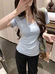 女款修身V領短袖T恤，短版內搭上衣，夏季休閒 - 淺藍色 - 查看 2