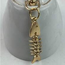 1 pieza Llavero minimalista personalizado con diseño realista de hueso de pescado, llavero casual de unicolor con mini aleta de pez/hueso de pez de color aleatorio, modelo de abridor de botellas, colgante versátil para bolsos, teléfonos y llaves - Dorado - Ver 4