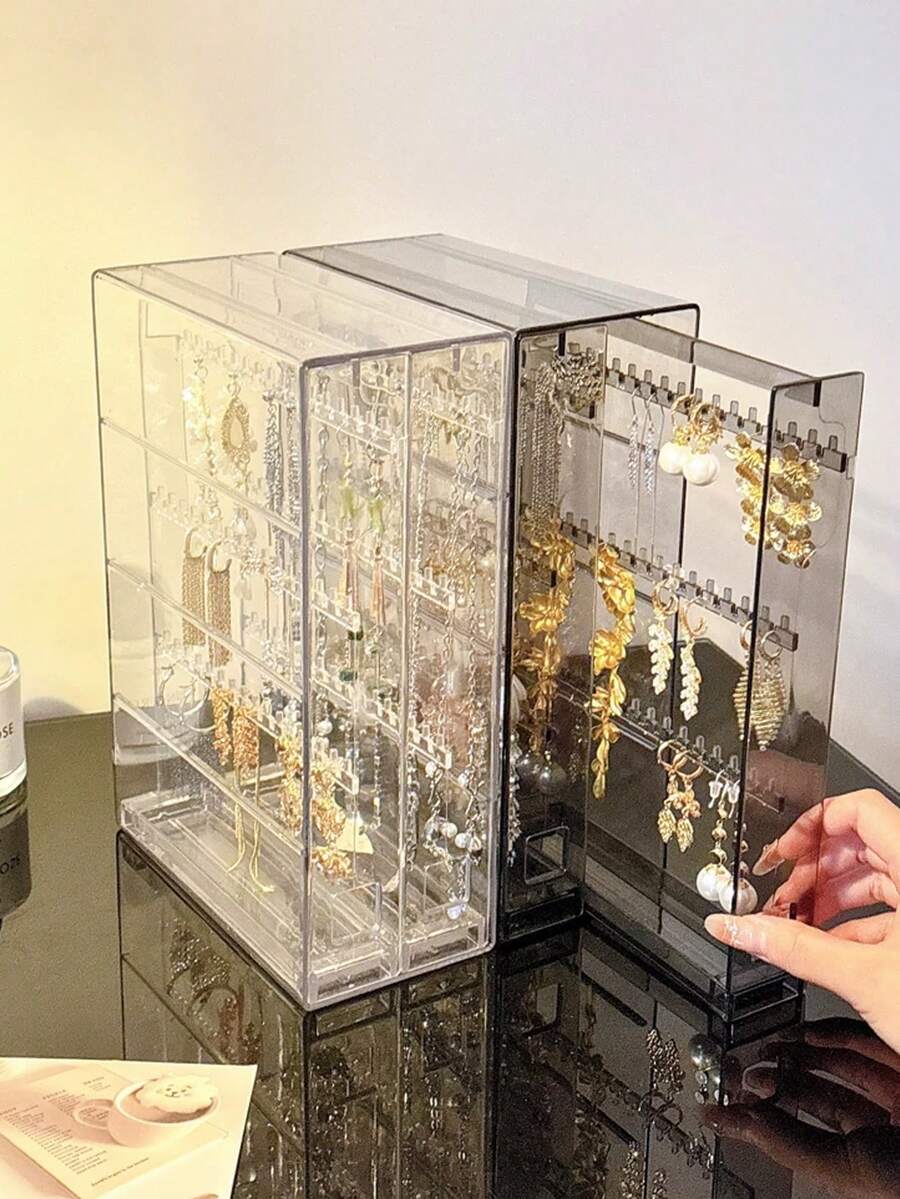 1個臥室梳妝台透明珠寶收納盒，耳環耳釘項鍊手鍊展示架，壓克力防塵防氧化珠寶盒，1個壓克力材質珠寶展示盒，適用於耳環、項鍊、手鍊及其他珠寶收納，防塵設計，適合臥室梳妝台使用，亦可用作珠寶盒、收納袋、化妝刷架、香水收納盒、手提包等多用途，是送給女性的絕佳禮物，特別適合聖誕節及其他節日