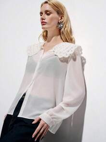 Blusa con cuello ancho de encaje y diseño calado, color blanco puro, estilo retro dulce, de tela de gasa ligera y cómoda, con volan - Blanco - Ver 6