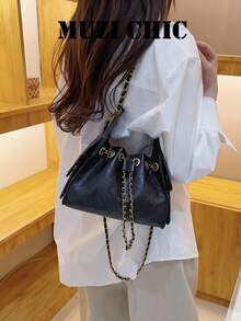 حقيبة جلدية مبطنة بسلسلة بتصميم بسيط مع تصميم مبطن. حزام سلسلة قابل للتعديل ومساحة داخلية واسعة تجعلها خيارًا مثاليًا للعمل والخروجات العادية، تجمع بين الأناقة والعملية. - الأسود - مشاهدة 4