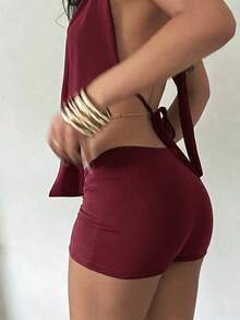 女款優雅酒紅色掛脖露背深V領上衣與短褲套裝，性感兩件式夏季派對穿搭 - 酒紅色 - 查看 7