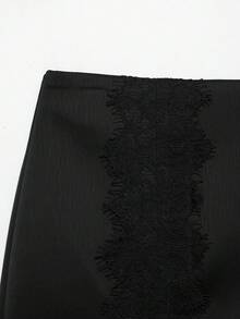 CAREE 女款春秋蕾絲拼接緞面裙褲，開衩下擺高腰迷你裙褲 - 黑色 - 查看 3