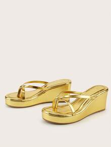 Luxus Gold Weich Glänzend Premium PU Zehentrenner Lässige Hausschuhe, Minimalistische Mode Neue Dicke Sohle Slides, Bequem Vielseitig für Zuhause und Outdoor, Ganzjahres Niedrige Keilsandalen (Weiches Obermaterial, Zehentrenner-Bereich kann sich anfangs etwas steif anfühlen, es wird empfohlen, sie zuerst zu Hause zu tragen, um sie einzulaufen und Reibung sowie potenziellen Verschleiß zu verringern, Europäischer Leisten, Standardgröße, Kunden mit extra breiten Füßen oder hohem Spann sollten möglicherweise eine Nummer größer bestellen) - Gold - Übersicht 6